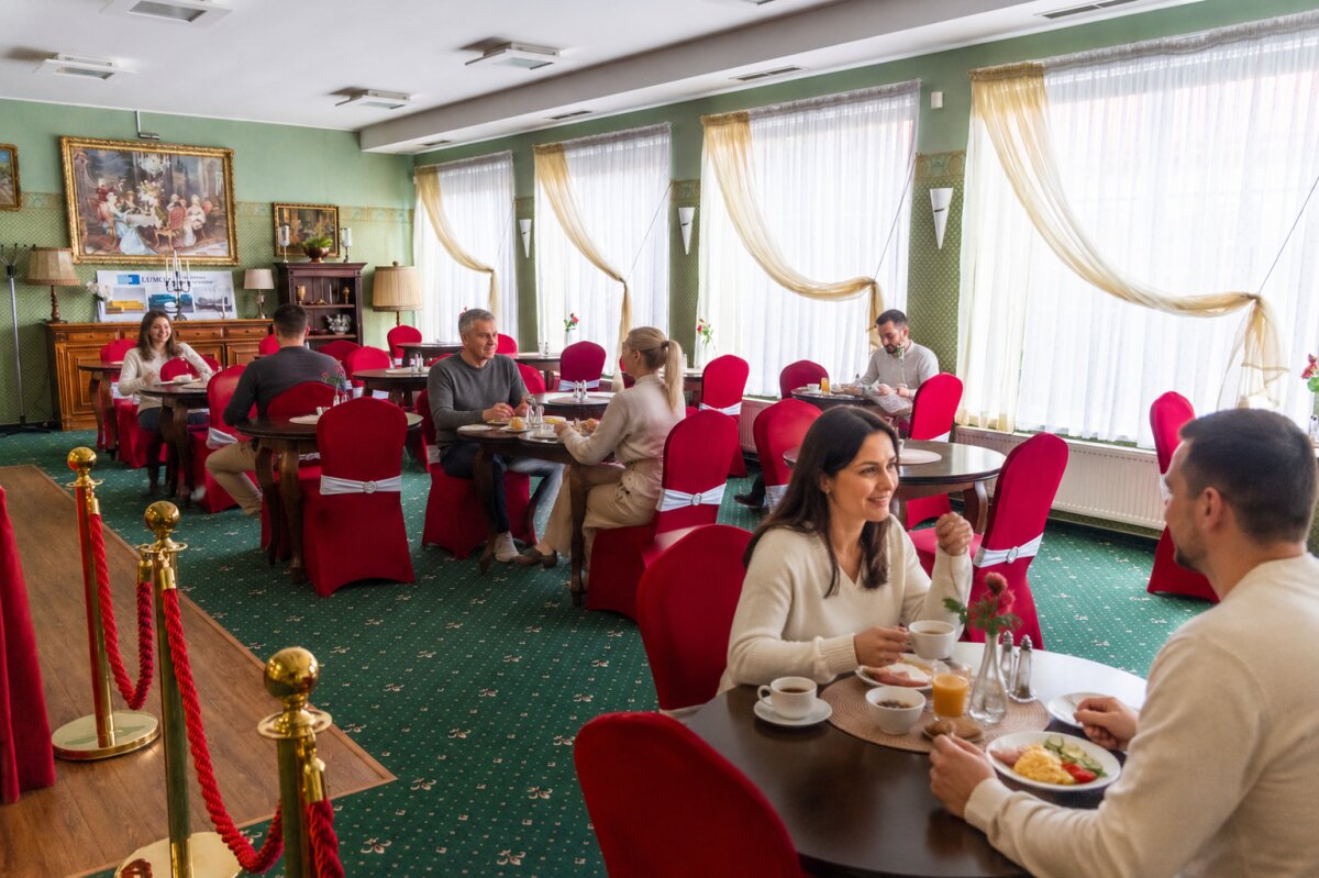 Hosté si užívají společnou snídani v Hotelu TOMMY