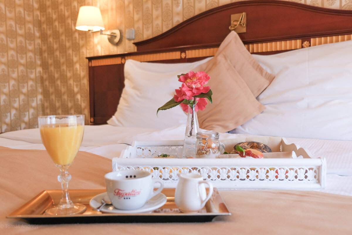 Romantická snídaně do postele pro dvě osoby v Hotelu TOMMY