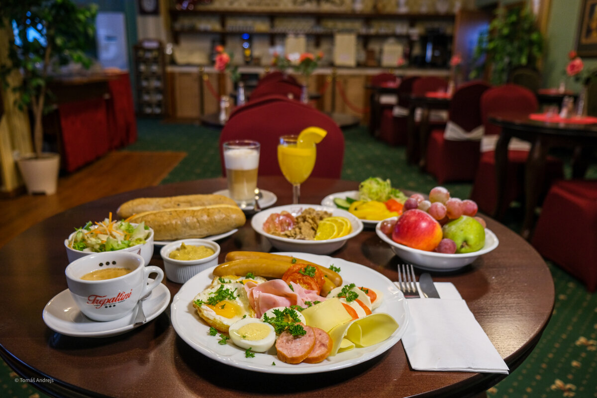 Bohatá hotelová snídaně v Hotelu TOMMY v Náchodě