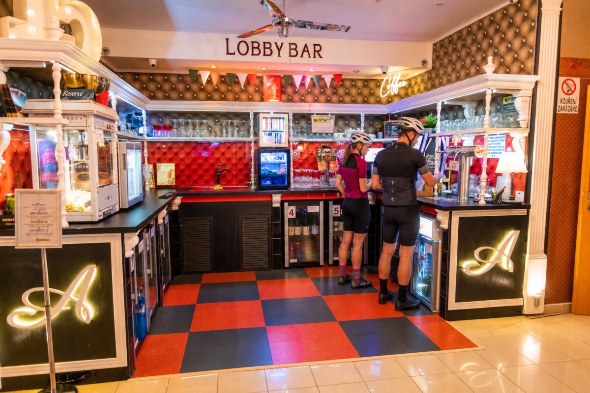Cyklisté v samoobslužném Lobby Baru Hotelu TOMMY