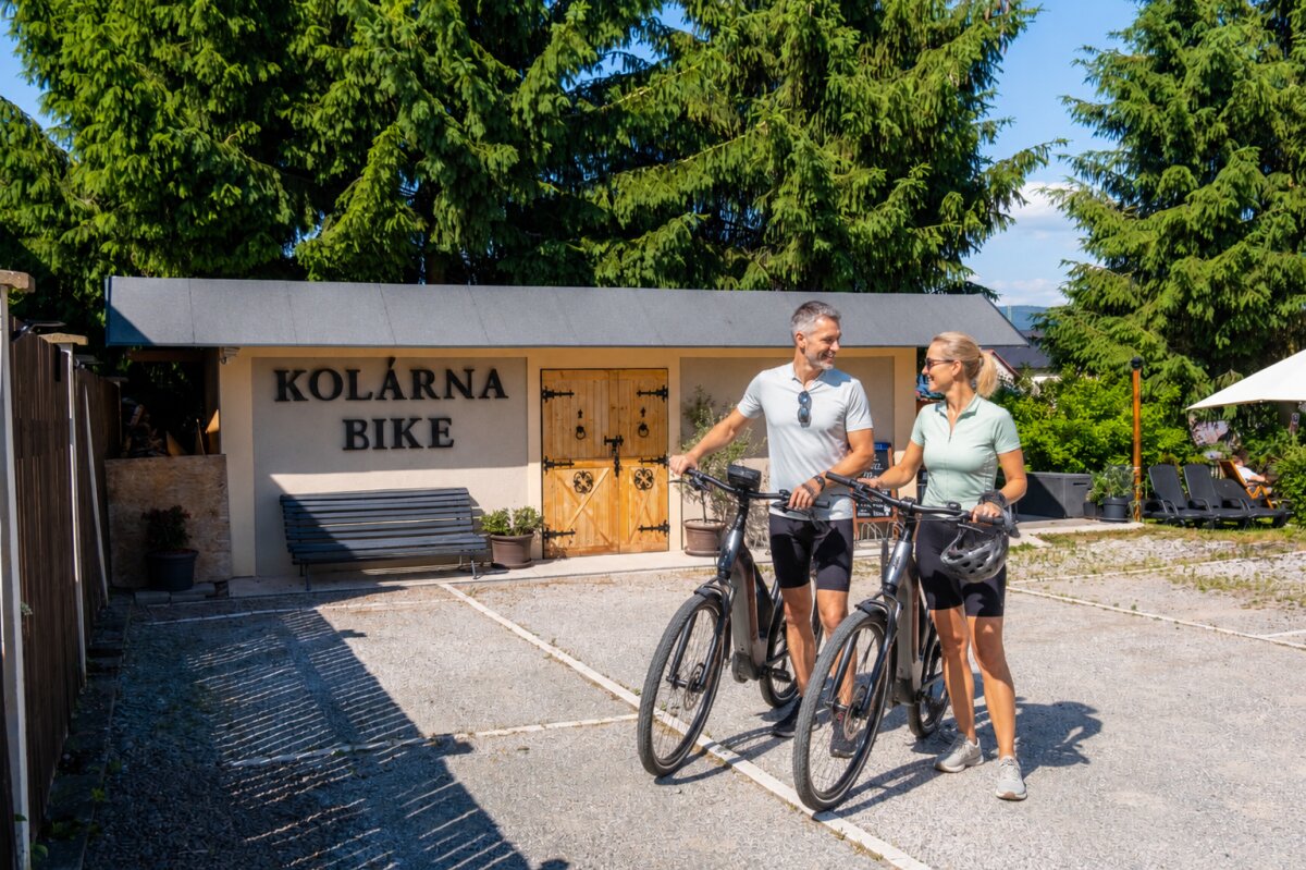 Cyklisté vyrážející na výlet z Hotelu TOMMY