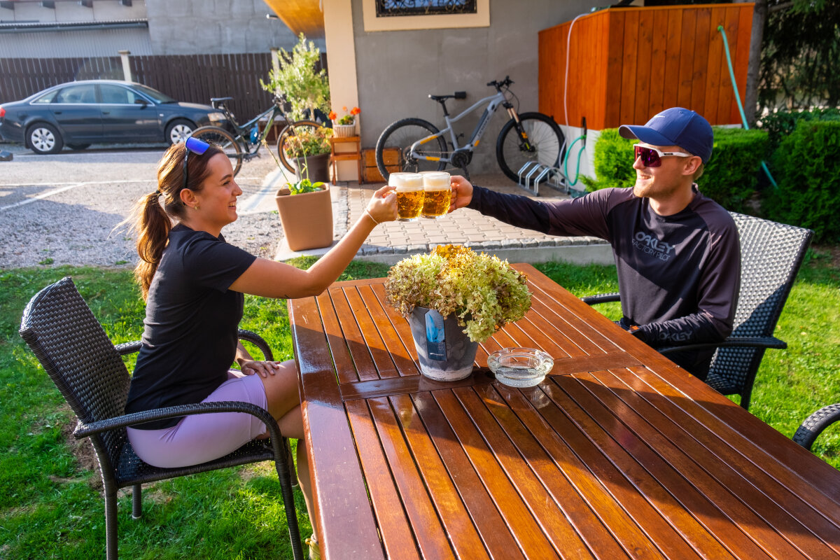 Cyklista si po výletu užívá pivo v Hotelu TOMMY