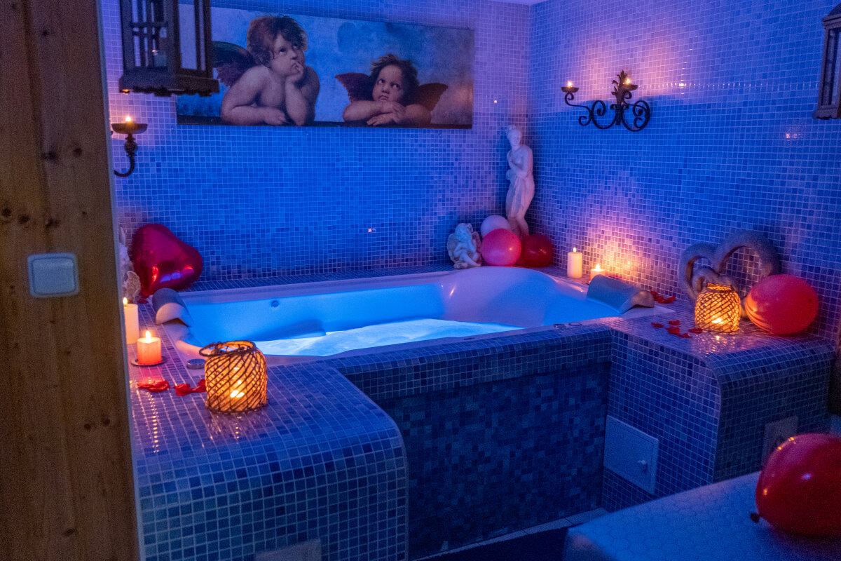 Aromatická koupel v hydromasážní vaně v Hotelu TOMMY