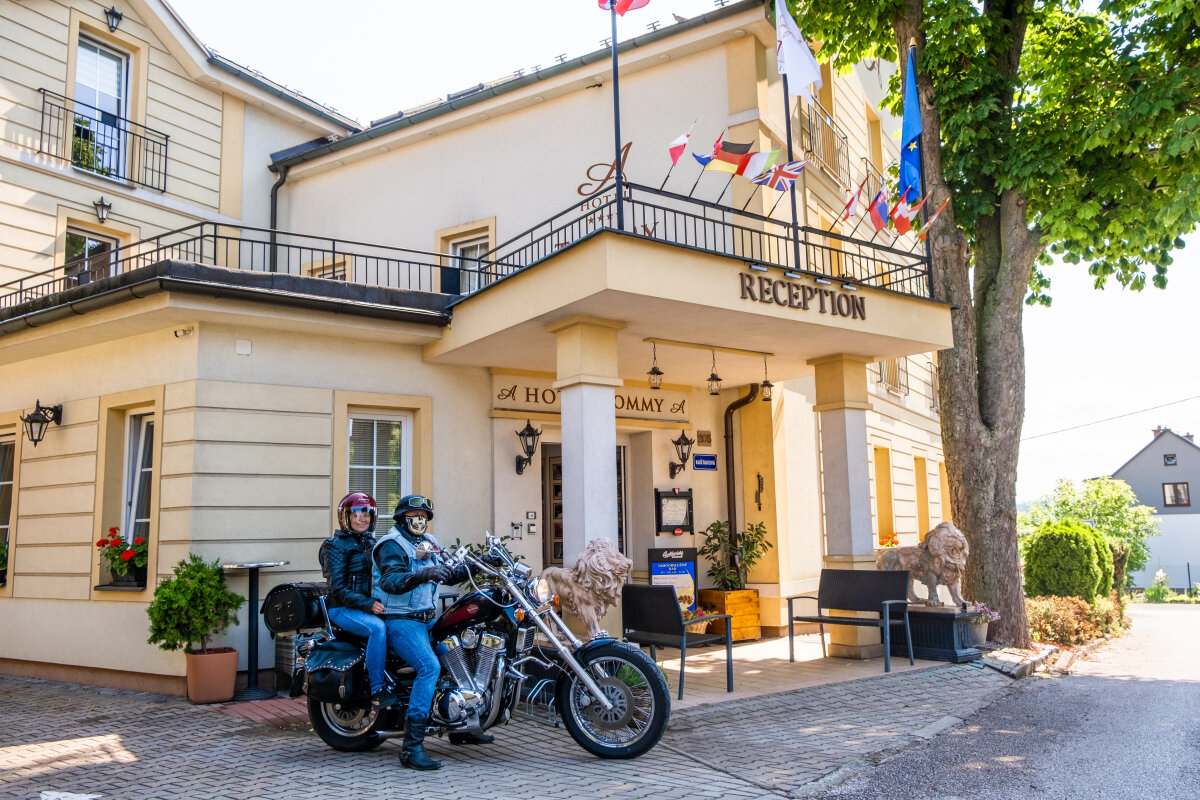 Motocykl zaparkovaný před Hotelem TOMMY v Náchodě