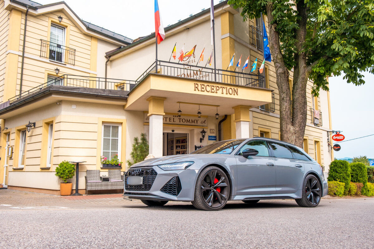 Pohodlný příjezd autem do Hotelu TOMMY Luxusní Audi před vstupem do Hotelu TOMMY