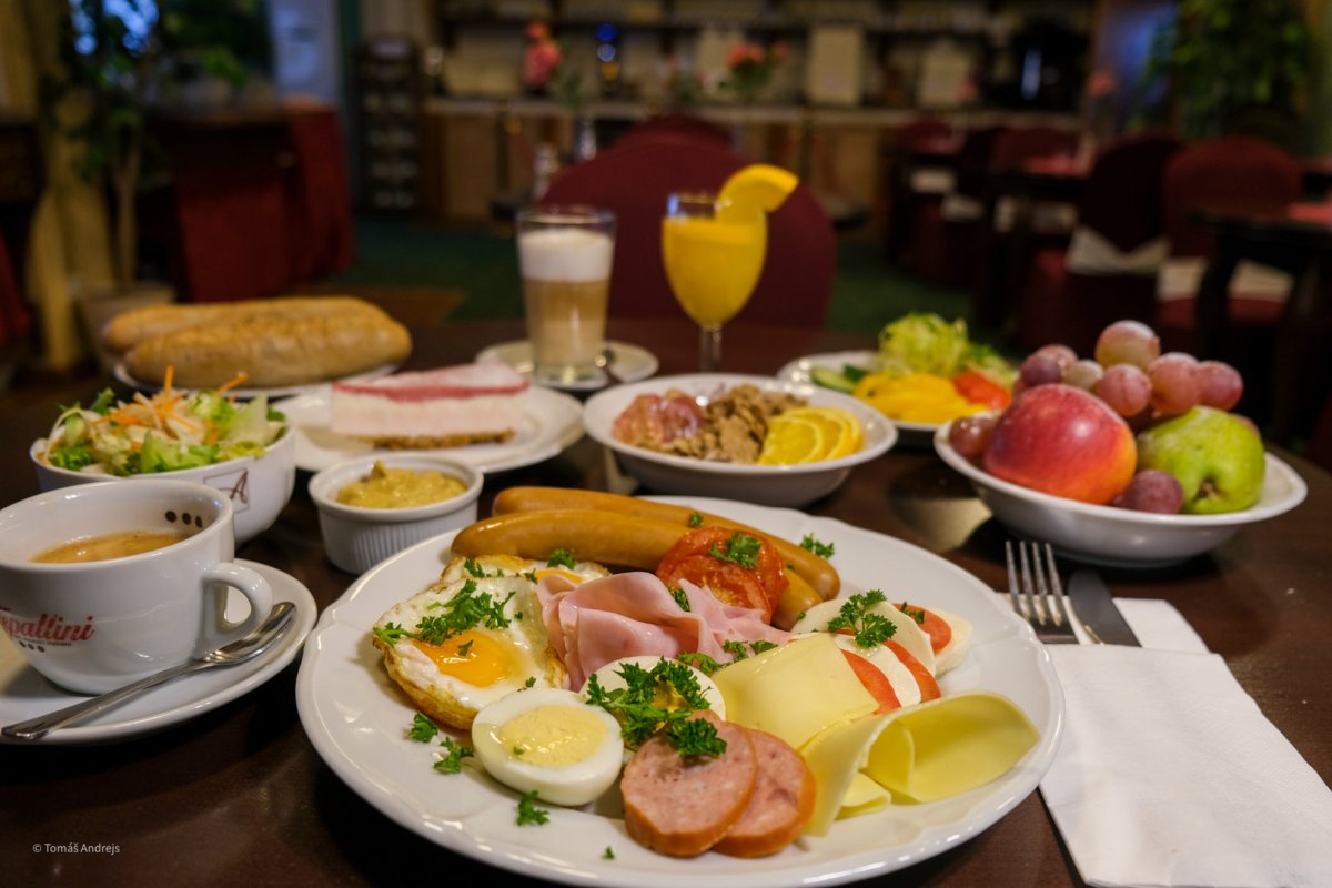 Bohatý snídaňový bufet v Hotelu TOMMY