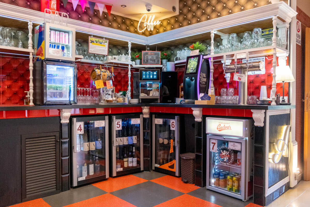 Samoobslužný lobby bar v Hotelu TOMMY