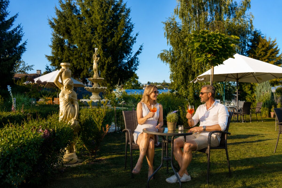Hosté si užívají drink na zahradě Hotelu TOMMY